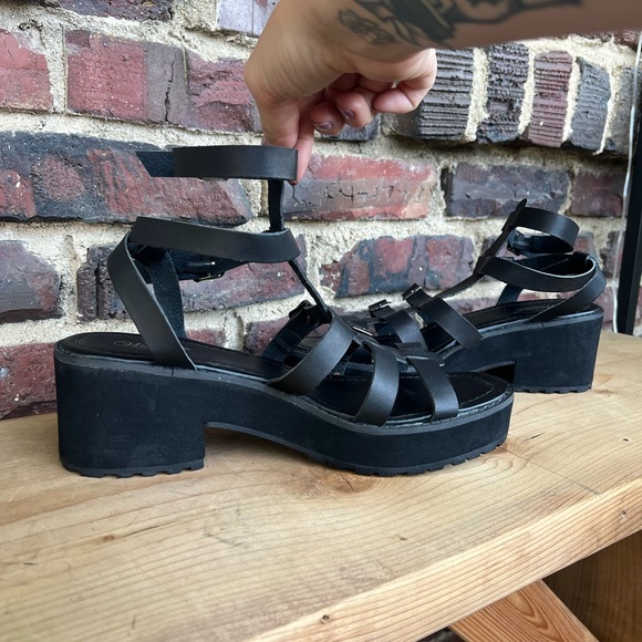 ** SOLD ** Wanted brand ”Neptune” sandals - Picture 3 of 5